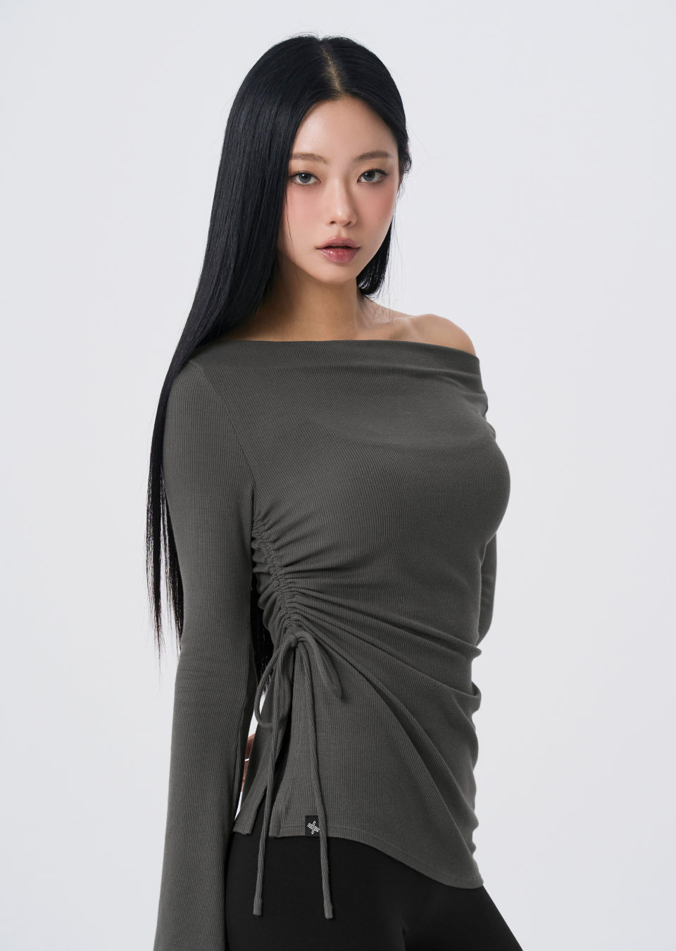 [Go Youn-Jung's Outfit] Ribbed Off-shoulder One-Slit Long Sleeve