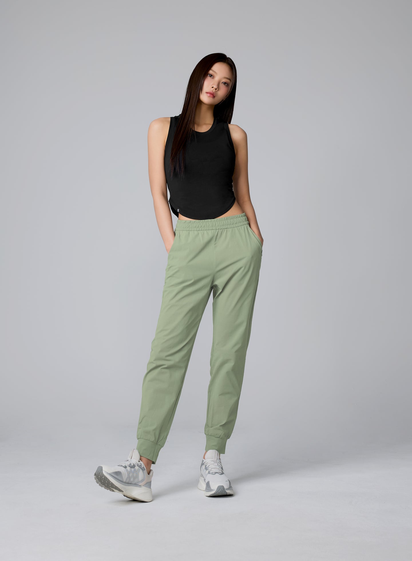 XELLA Light Round Sleeveles Crop Tank