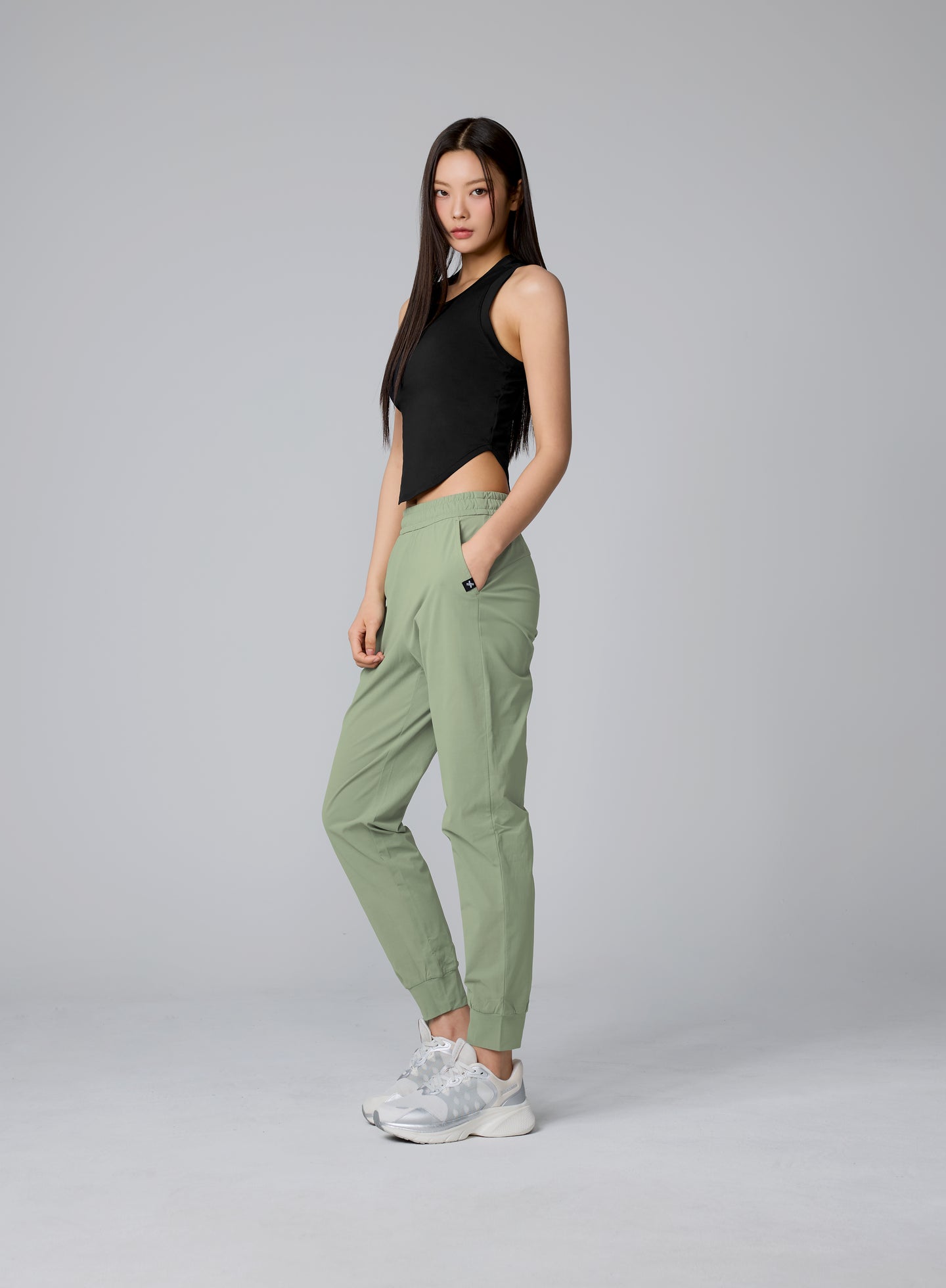 XELLA Light Round Sleeveles Crop Tank