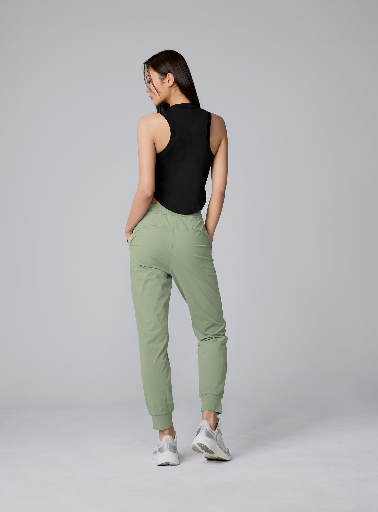 XELLA Light Round Sleeveles Crop Tank