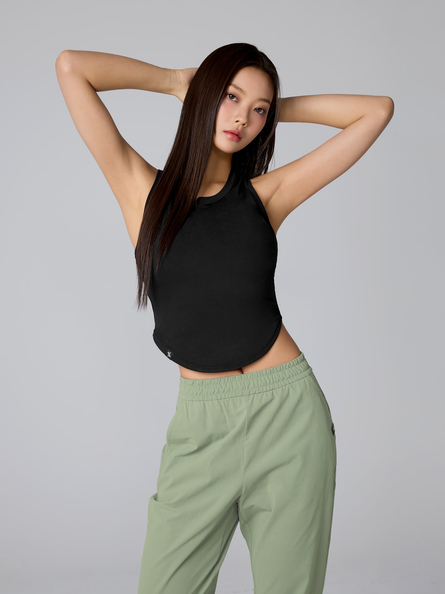 XELLA Light Round Sleeveles Crop Tank