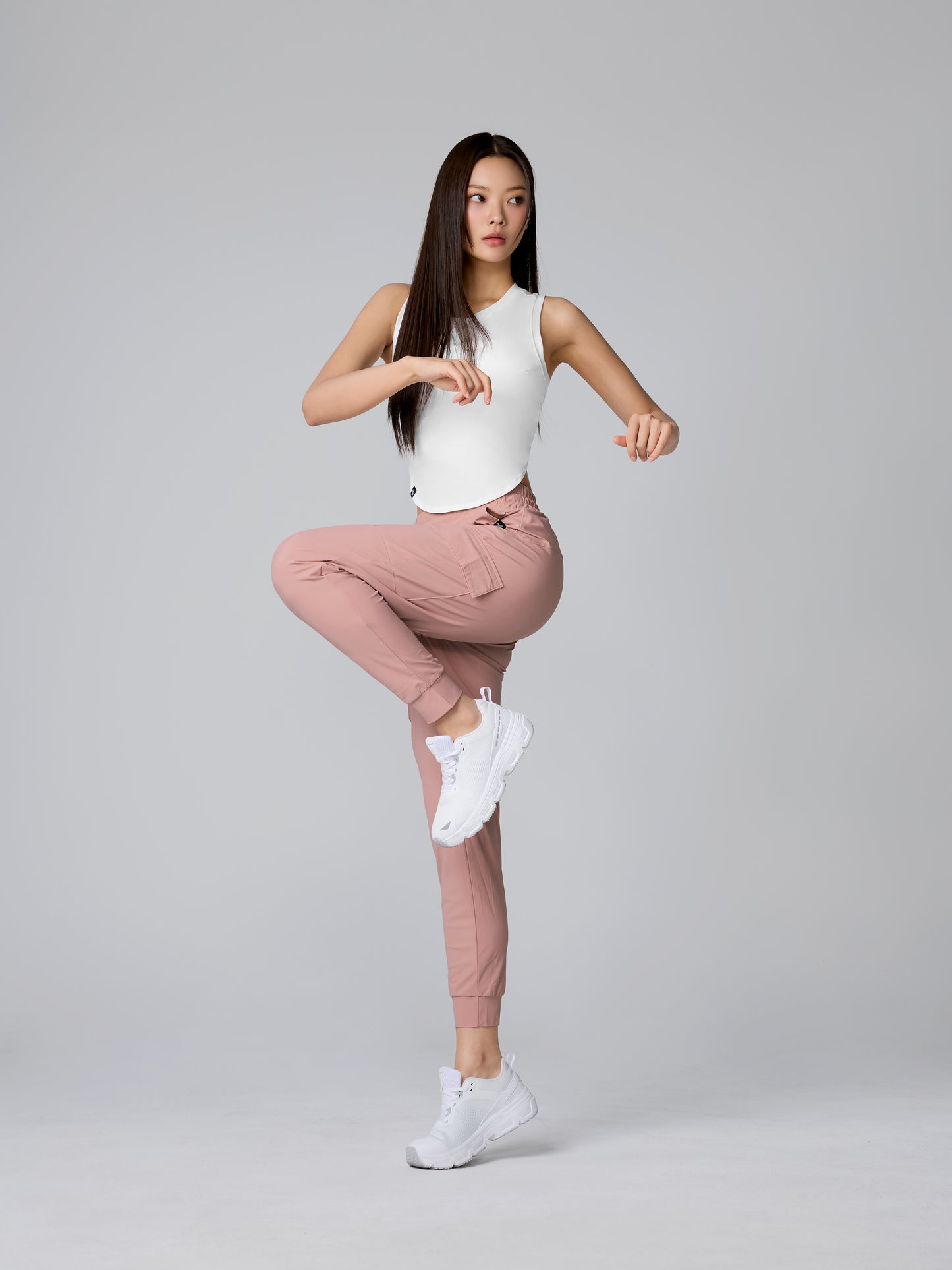 XELLA Light Round Sleeveles Crop Tank