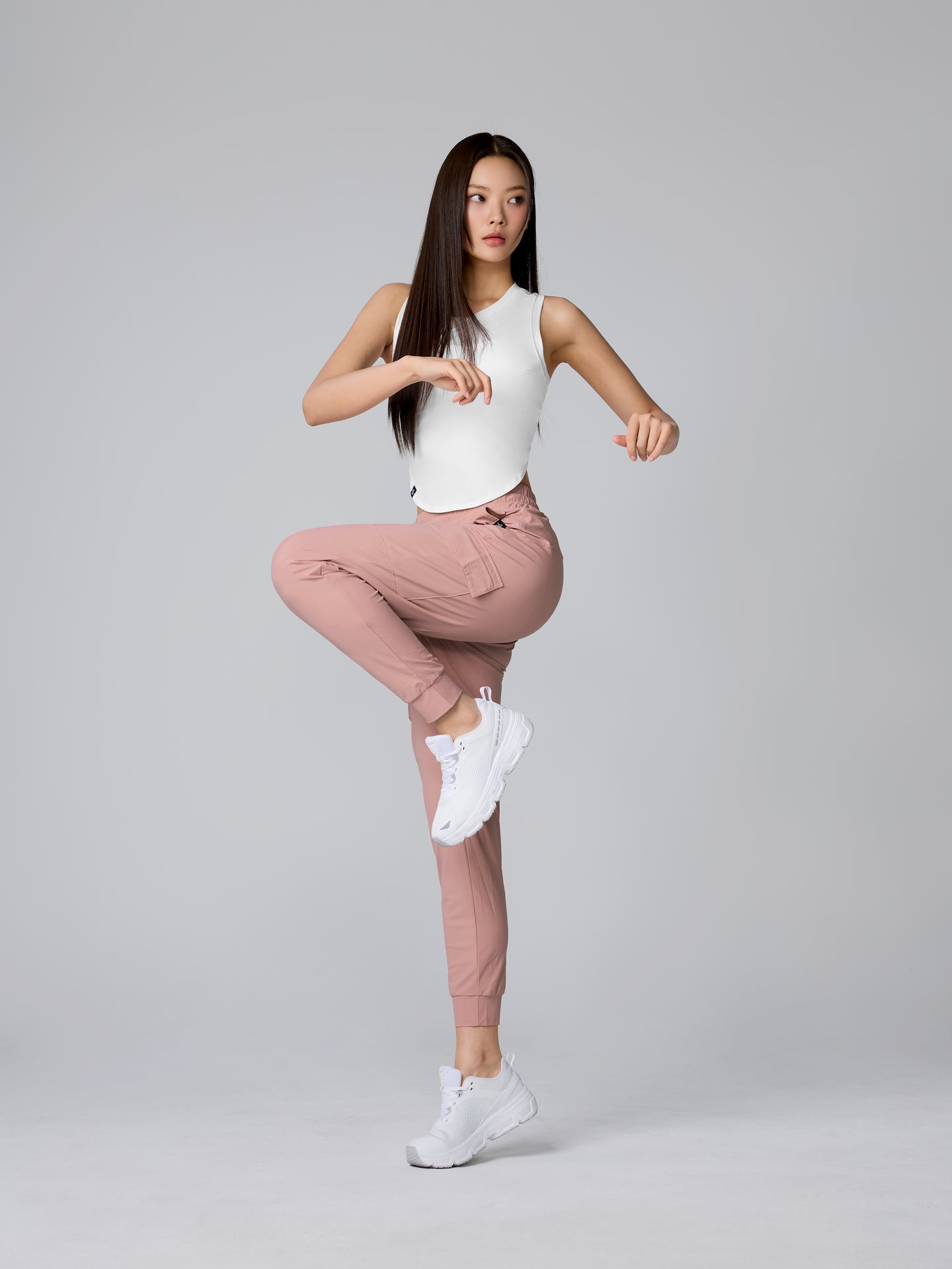 XELLA Light Round Sleeveles Crop Tank
