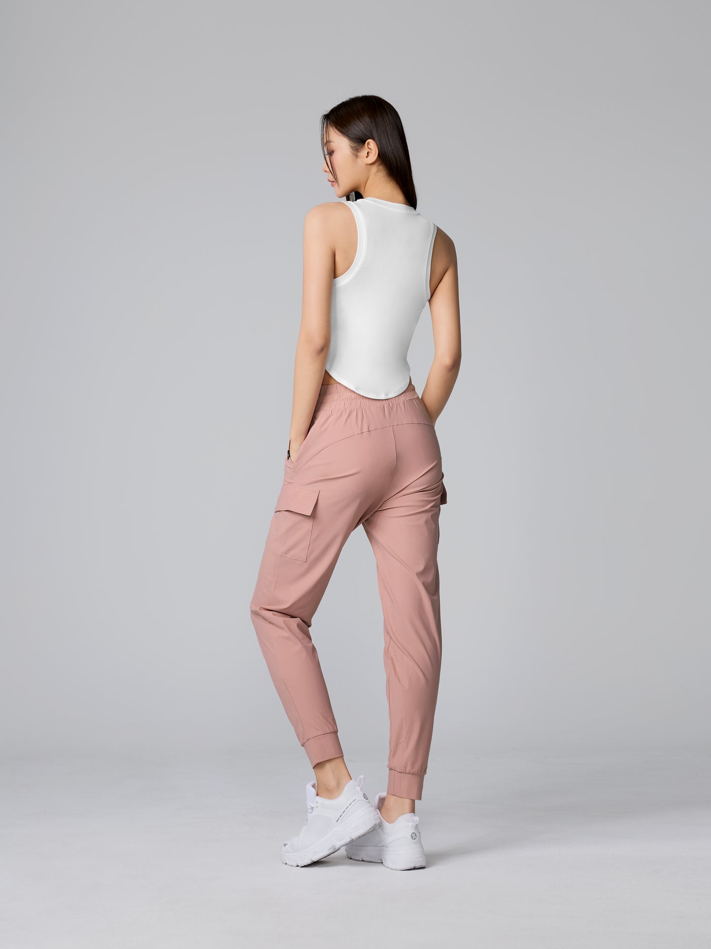 XELLA Light Round Sleeveles Crop Tank