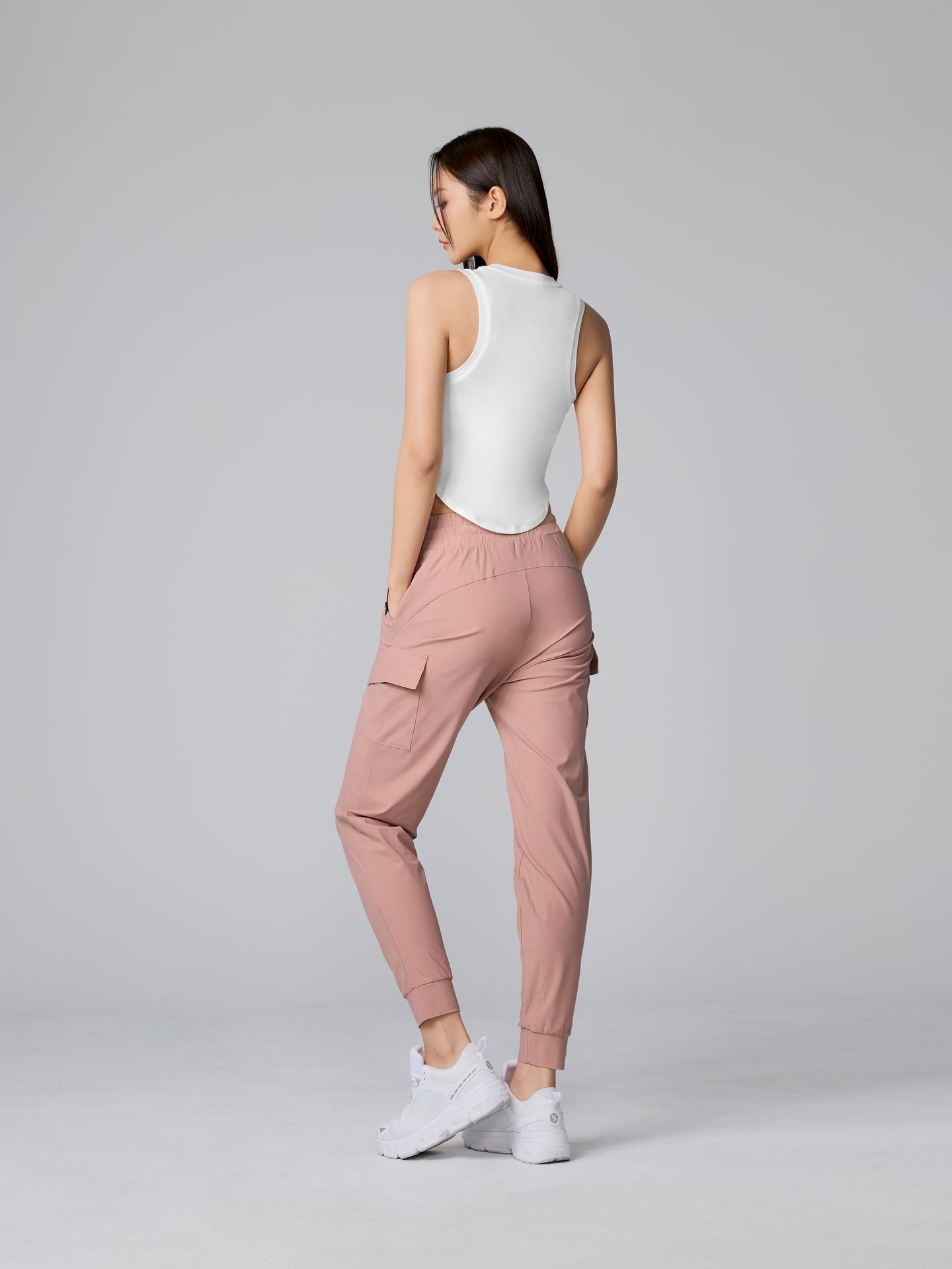 XELLA Light Round Sleeveles Crop Tank