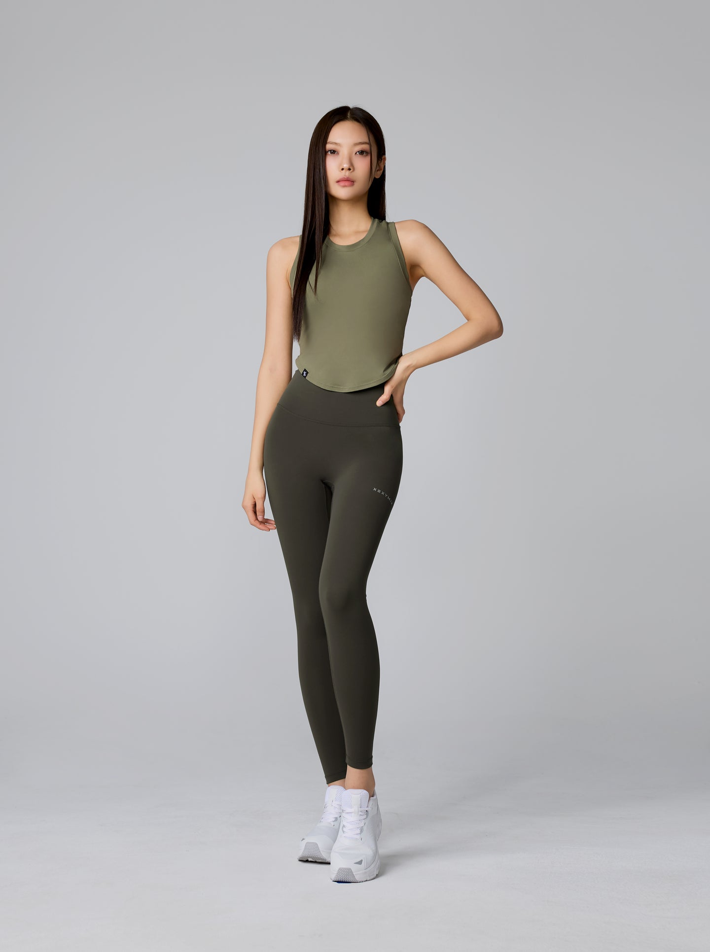 XELLA Light Round Sleeveles Crop Tank