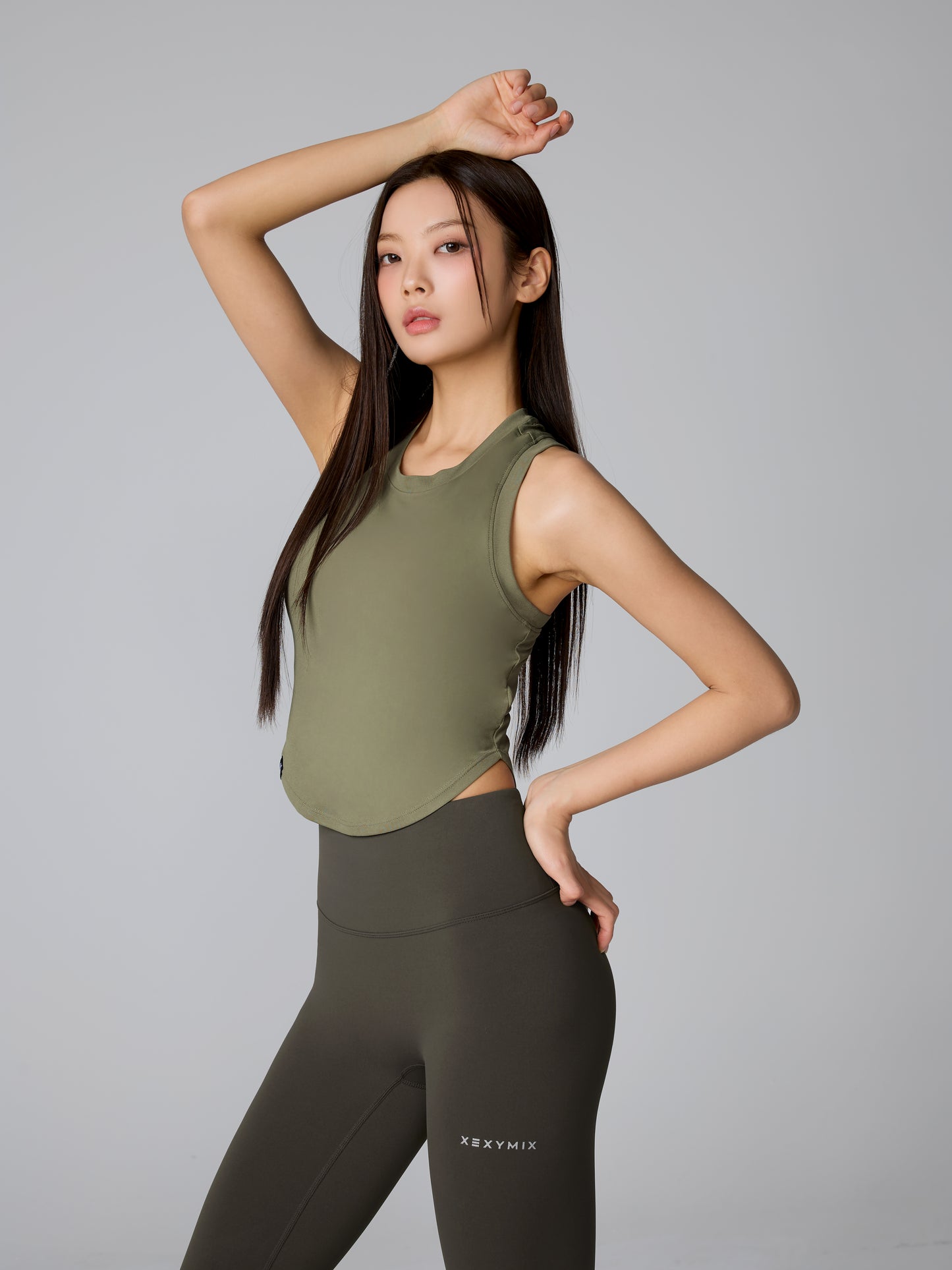 XELLA Light Round Sleeveles Crop Tank
