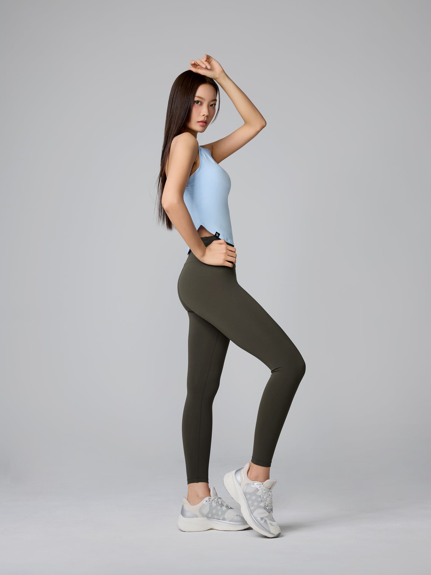 XELLA Light Round Sleeveles Crop Tank