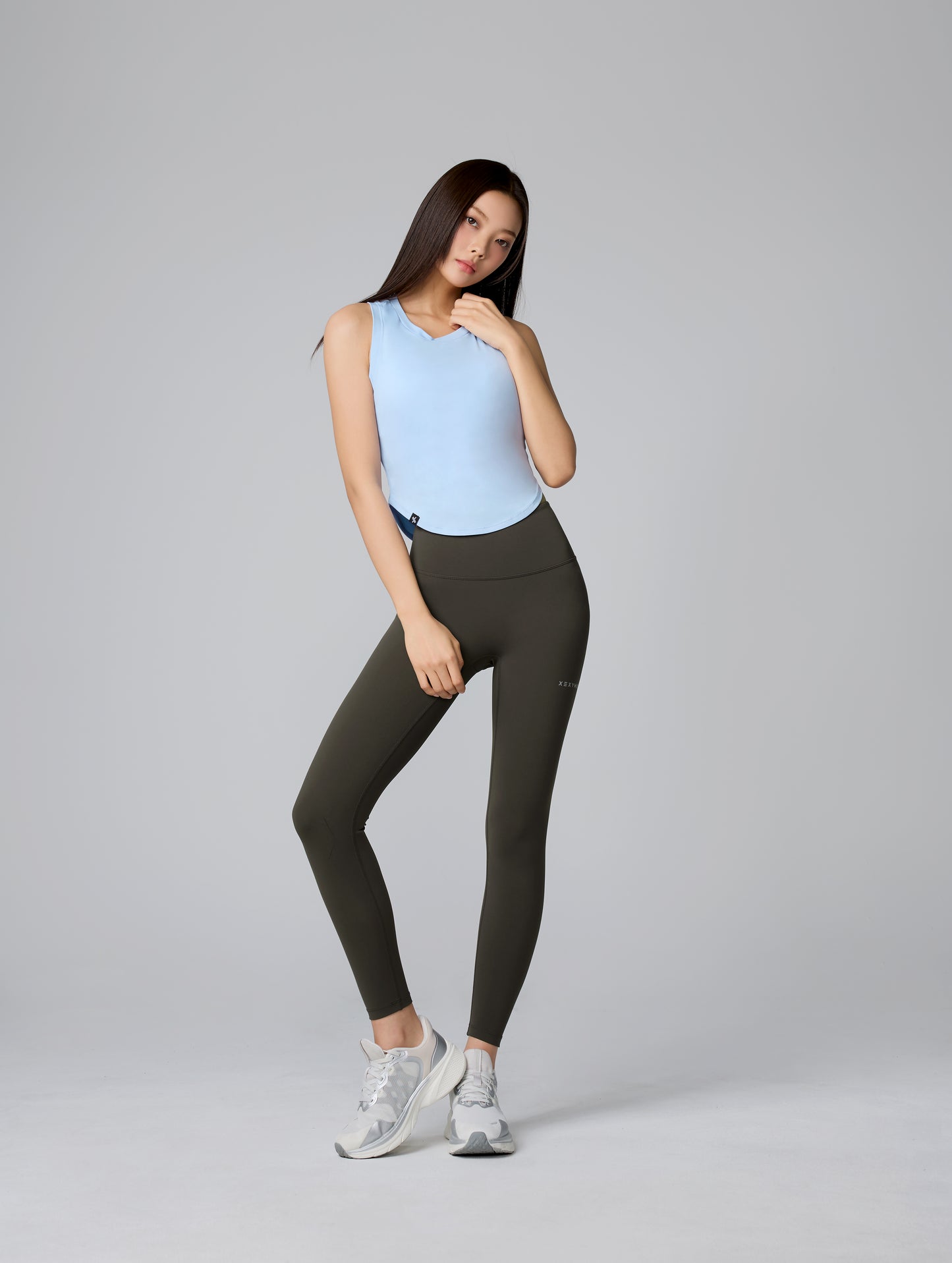 XELLA Light Round Sleeveles Crop Tank