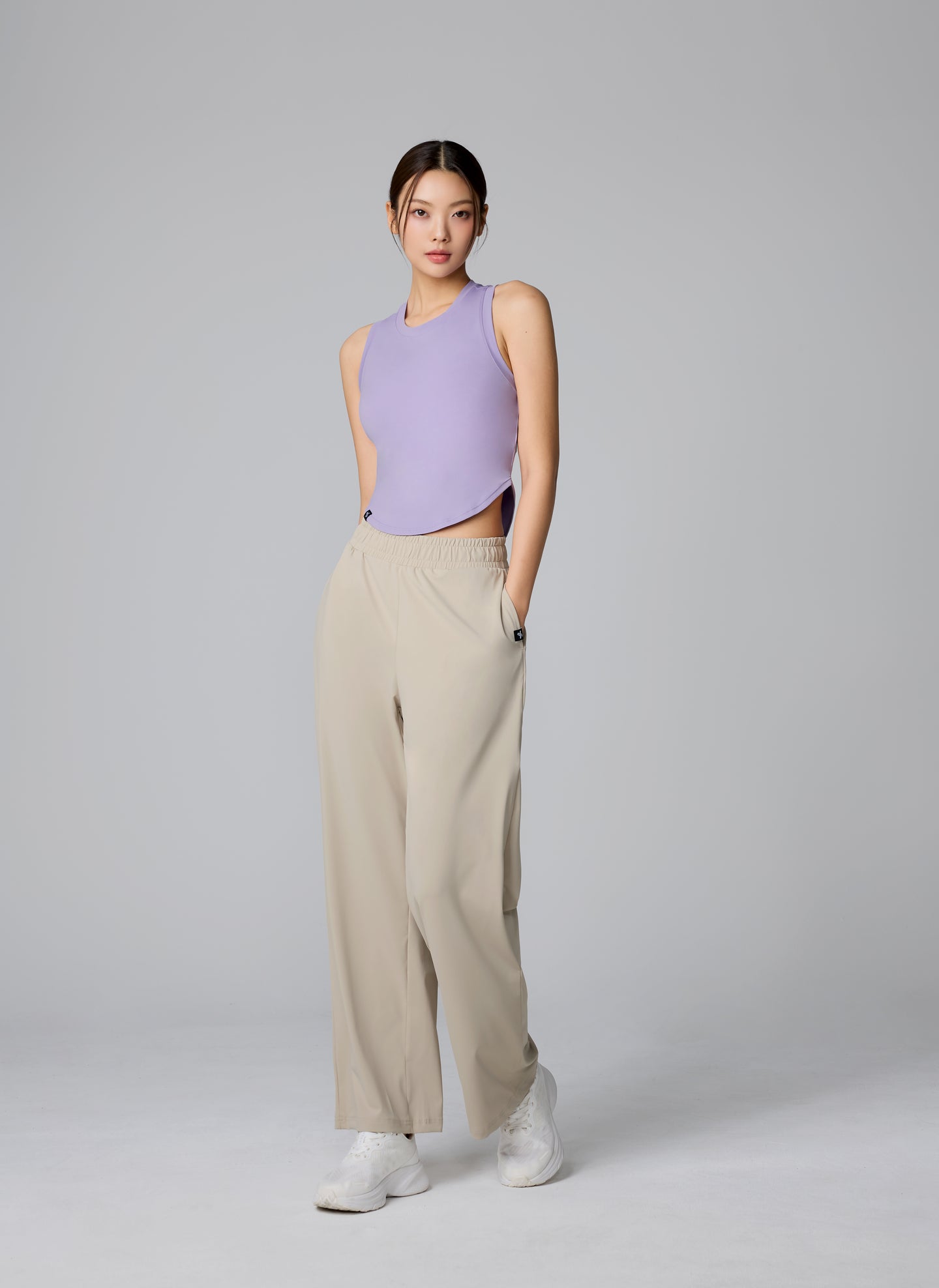 XELLA Light Round Sleeveles Crop Tank
