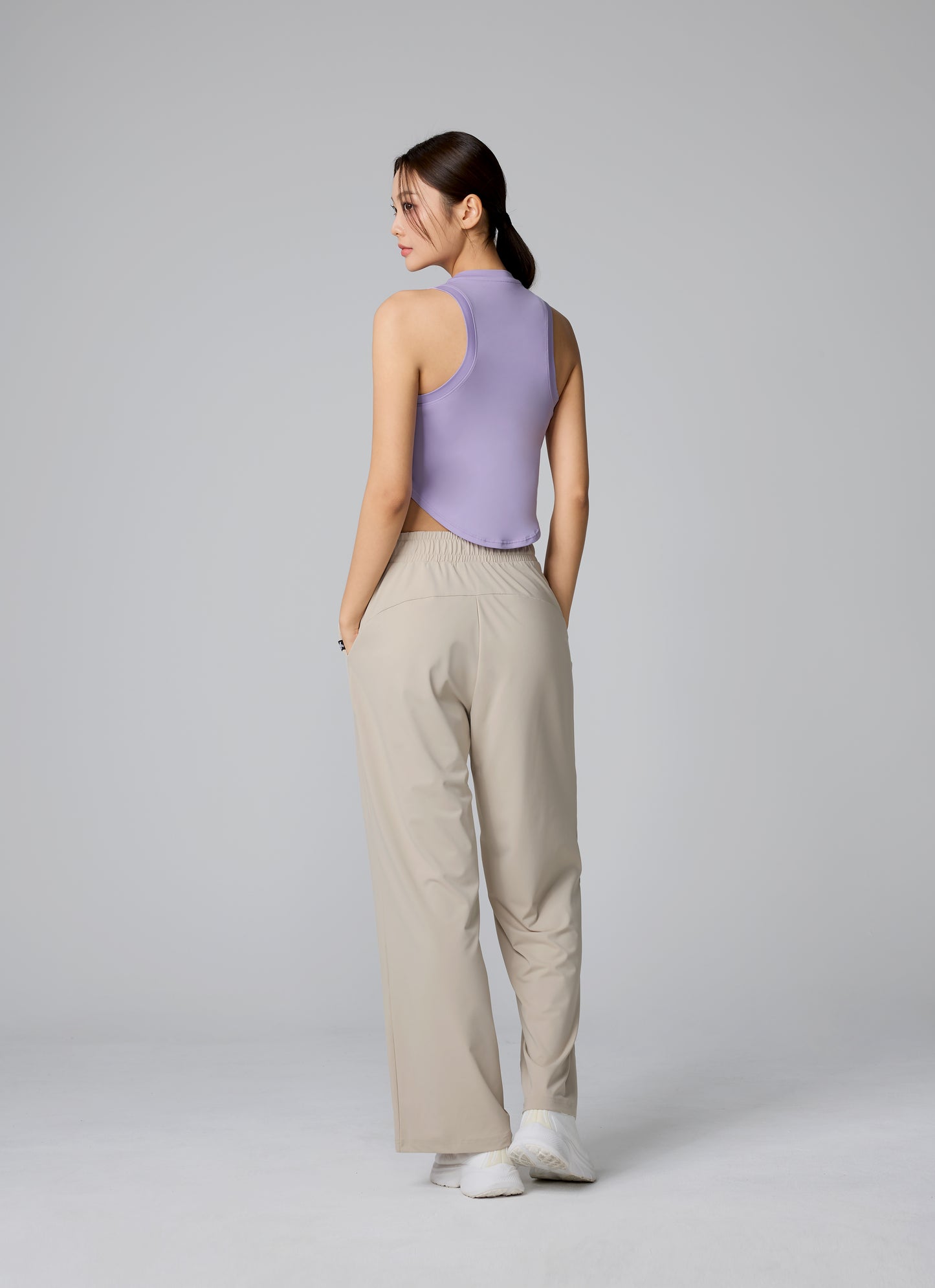 XELLA Light Round Sleeveles Crop Tank
