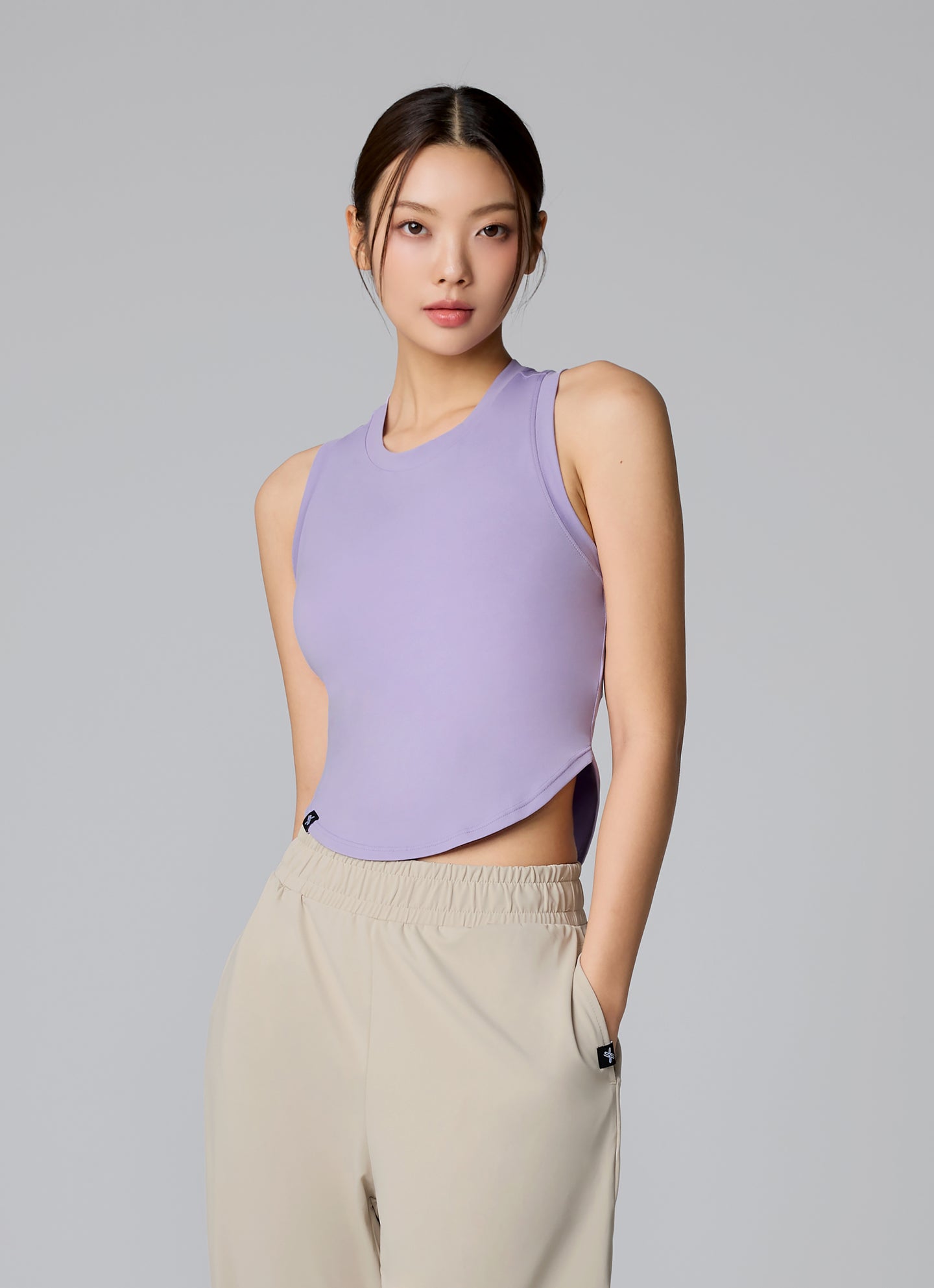 XELLA Light Round Sleeveles Crop Tank